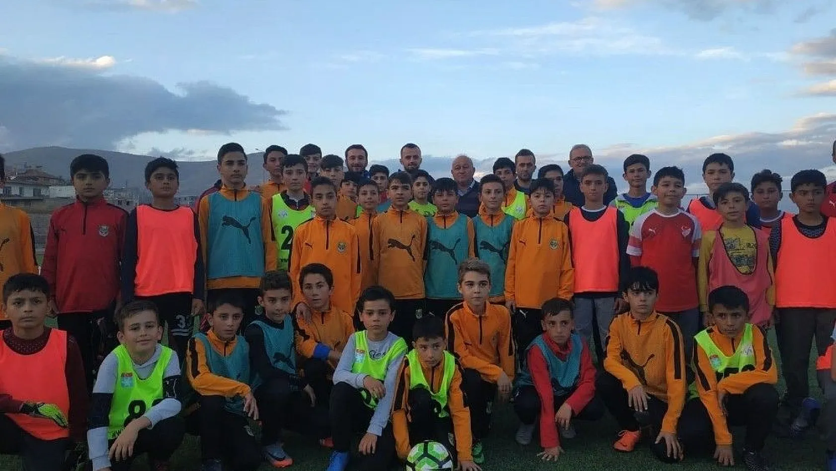 İlhan Parlak, futbola başladığı Yerköyspor'u ziyaret etti
