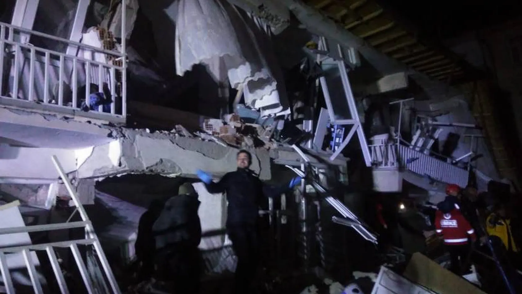 İlk verilere göre Elazığ Depremi nedeniyle 4 kişi hayatını kaybetti, 84 kişi yaralandı...