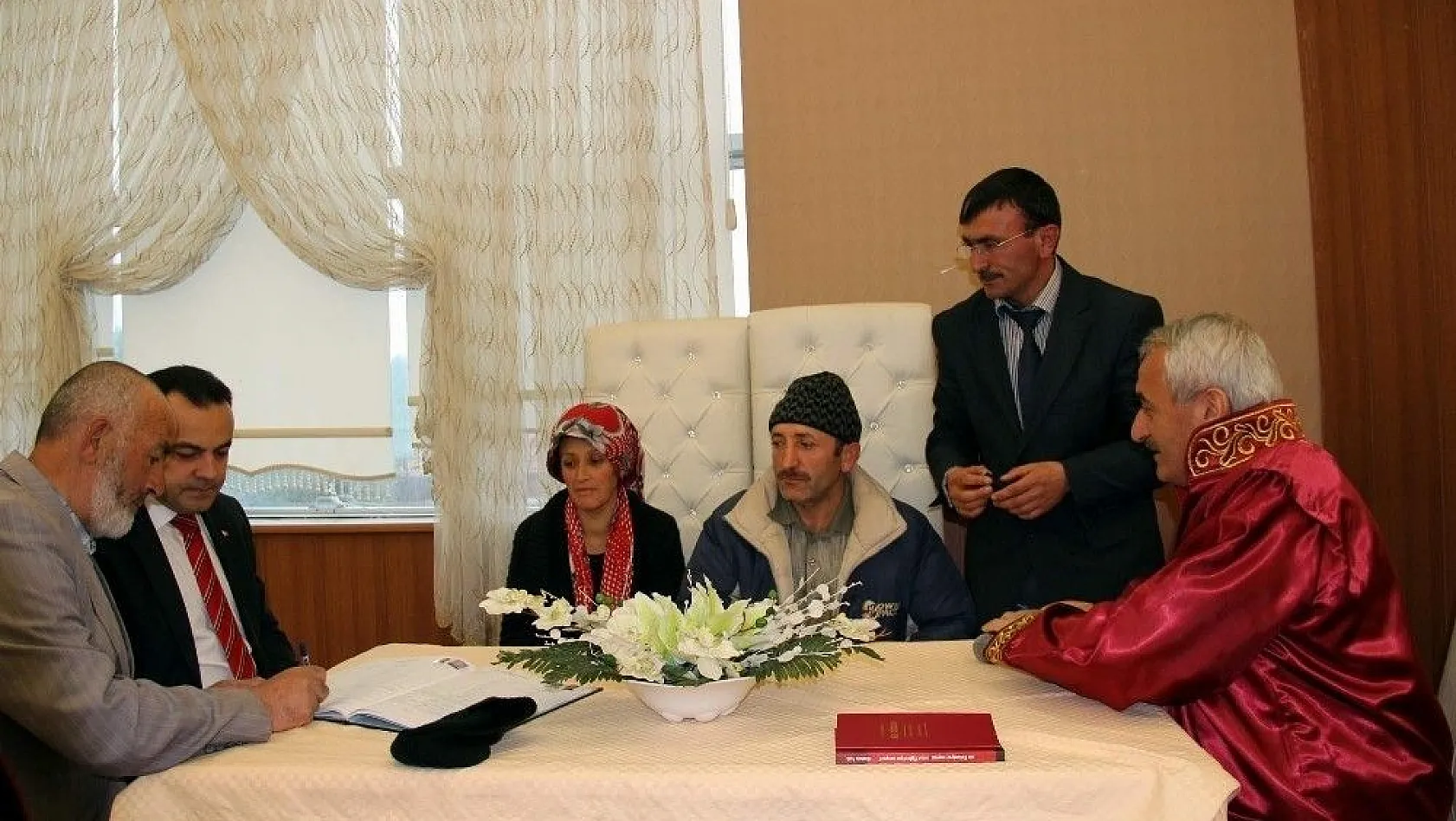 İncesu Belediye Başkanı Zekeriya Karayol 10 çiftin nikahını kıydı