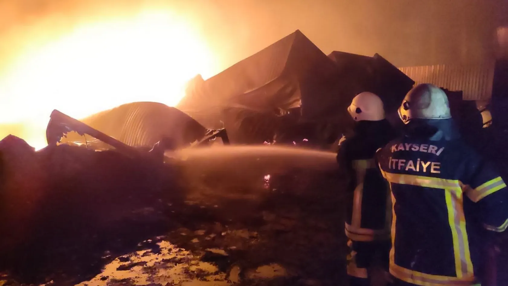 İskenderun Limanı'nda yangınla mücadele devam ediyor