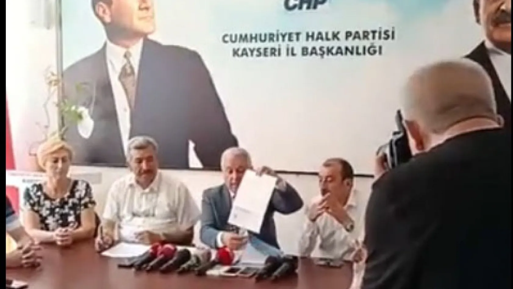 Islak imzaları gösteren Arık: AKP ve küçük ortağı telaş içinde! Muhtarımızı o duruma düşürenler utansın
