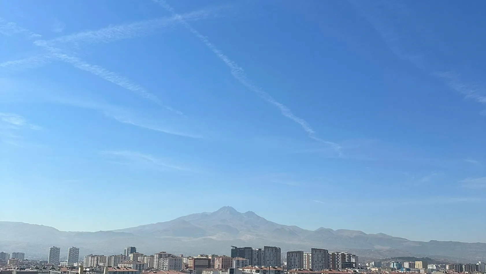 İşte Kayseri'de esrarengiz uçak bulutu dedikoduları