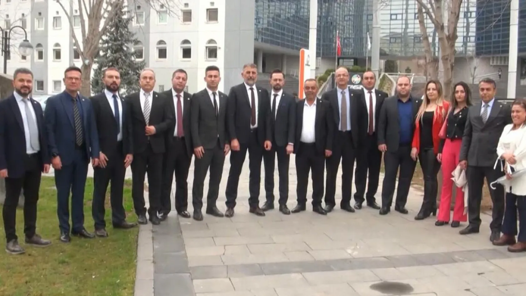 İYİ Partili aday belediye önünden vatandaşa seslendi