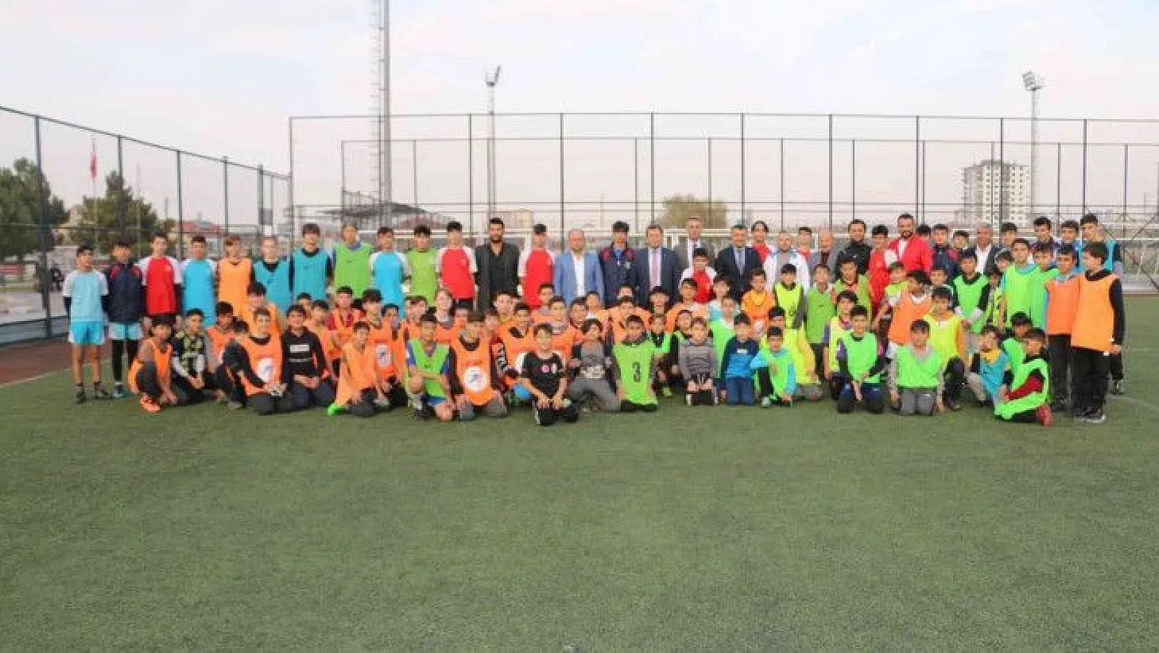 Kabakcı'dan genç futbolculara tatlım ikramı