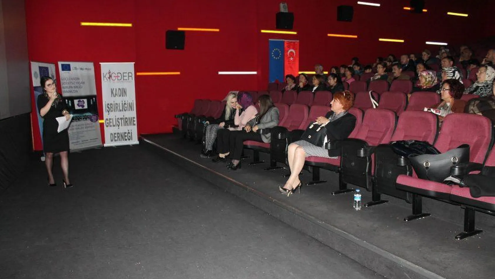 Kadınlar Şiddetle Mücadele Günü'nde töre filmi izledi