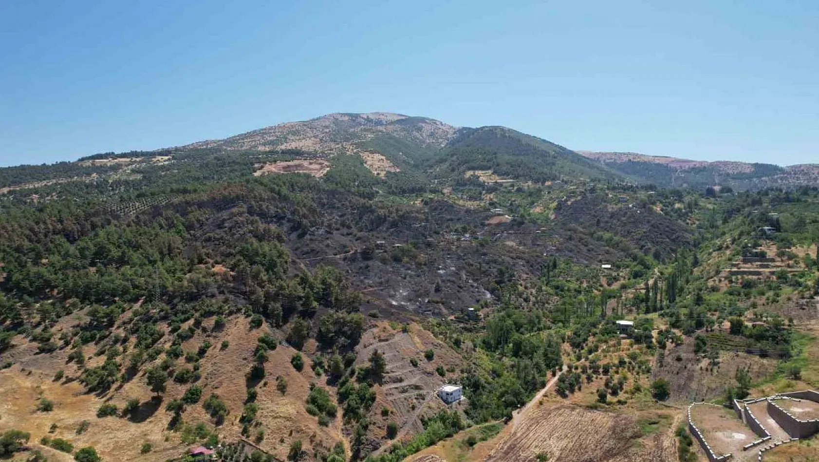 Kahramanmaraş'ta yanan 15 hektar alan dron ile görüntülendi