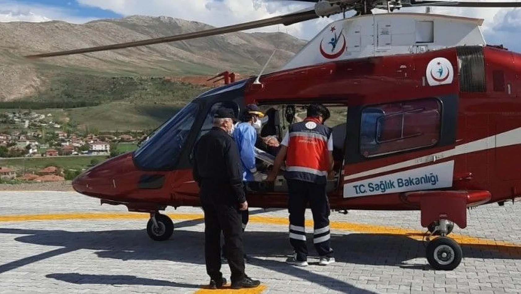 Kalp krizi geçiren şahıs ambulans helikopterle hastaneye kaldırıldı