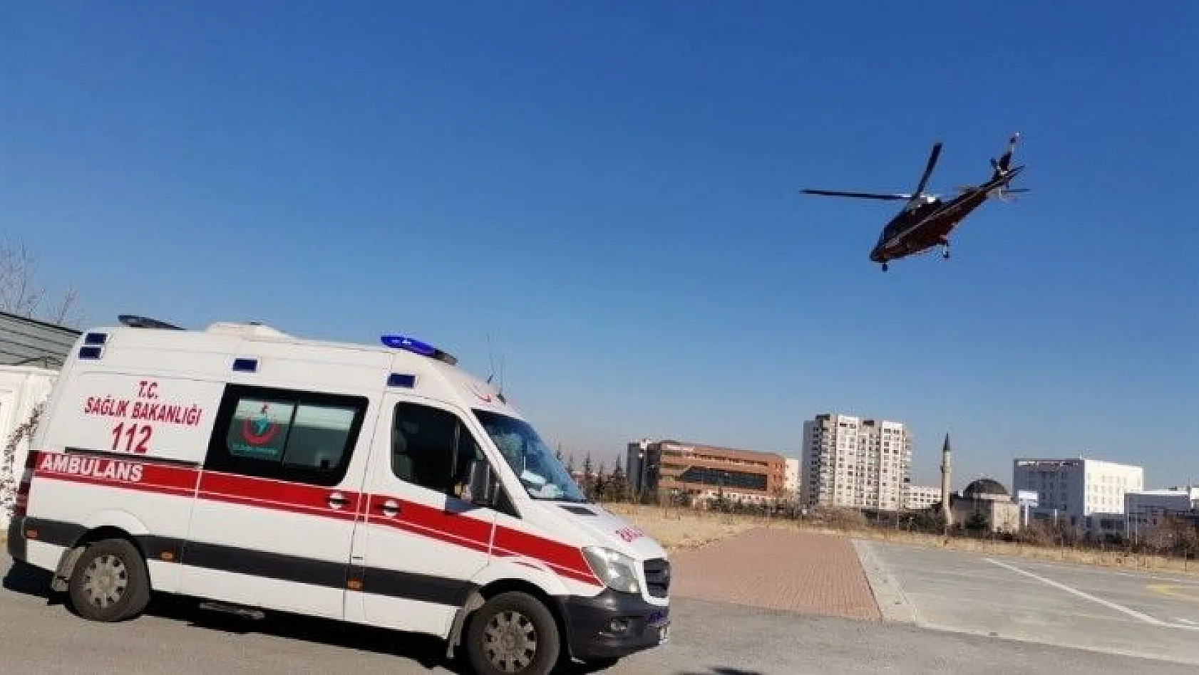 Kalp krizi geçiren yaşlı kadın ambulans helikopterle şehir merkezine getirildi