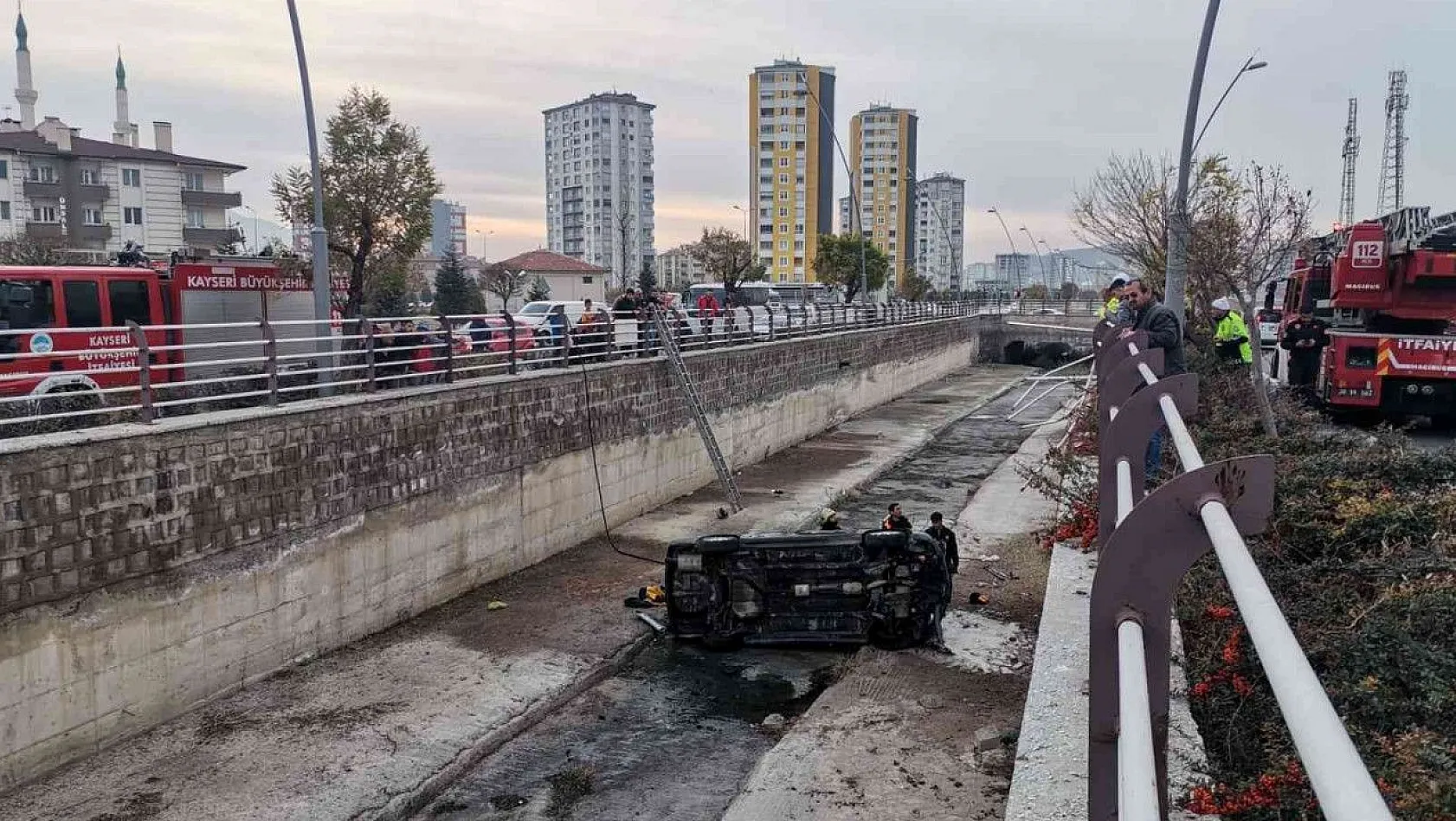 Kanala düşen otomobil alev alev yandı: 4 yaralı