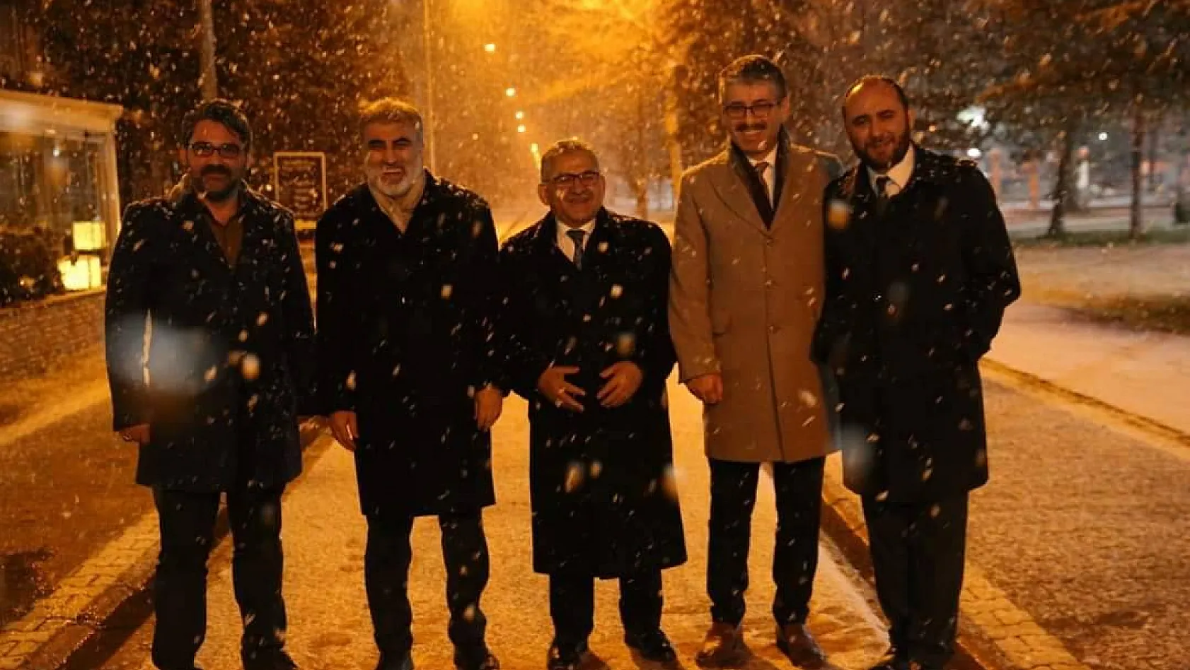 AK Parti de kar pozu: Beraber ıslandık biz yağan karda