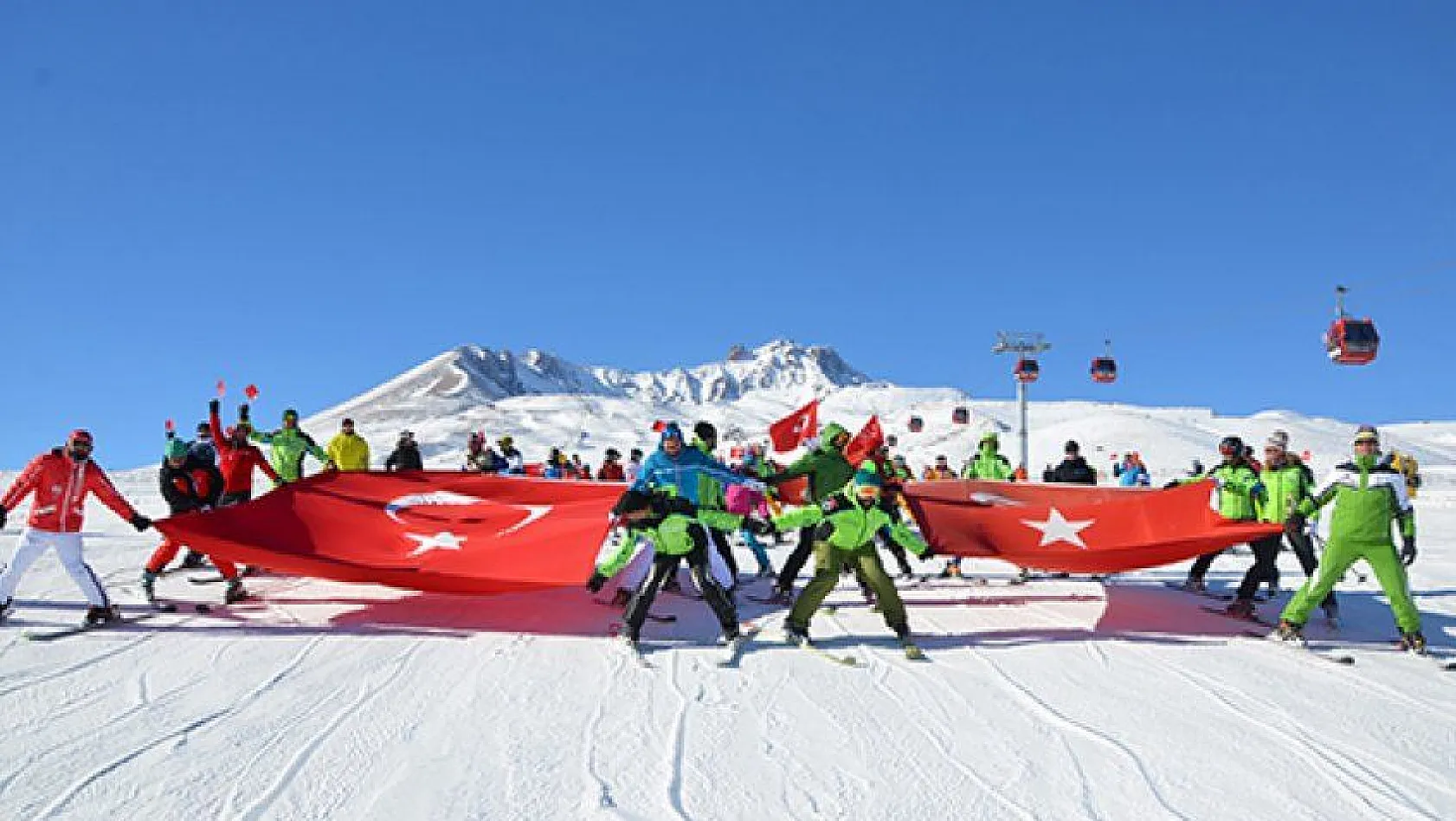 Kayakçılar Erciyes'te dev Türk bayrağı açtı