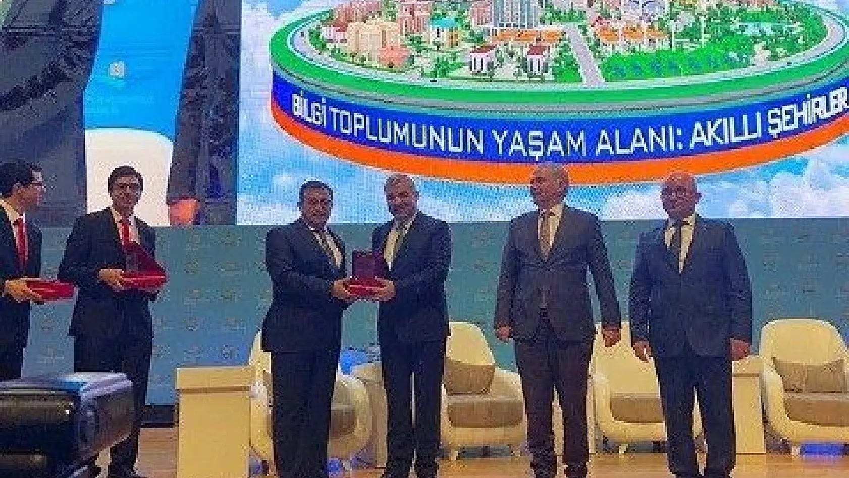 Kayseri 'Akıllı Şehir Örnek Uygulama' ödülünü aldı
