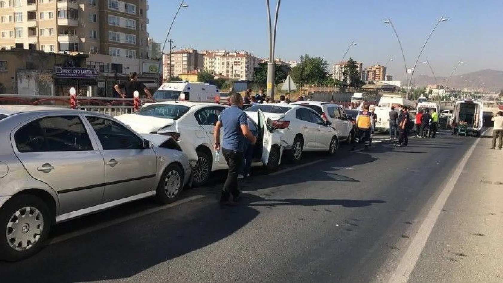 Kayseri'de 10 araç birbirine girdi! Yaralılar var