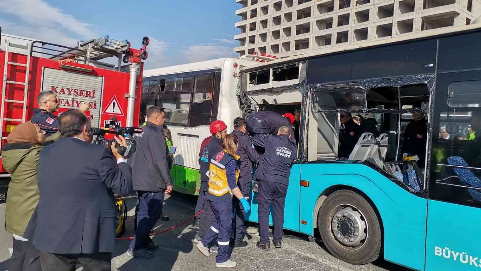 Kayseri'de 2 halk otobüsü çarpıştı: Çok sayıda yaralı var