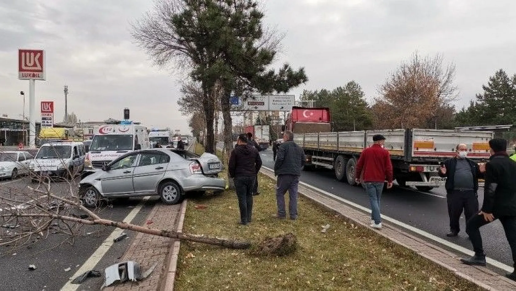 Kayseri'de 4 aracın karıştığı trafik kazasında 2 kişi yaralandı