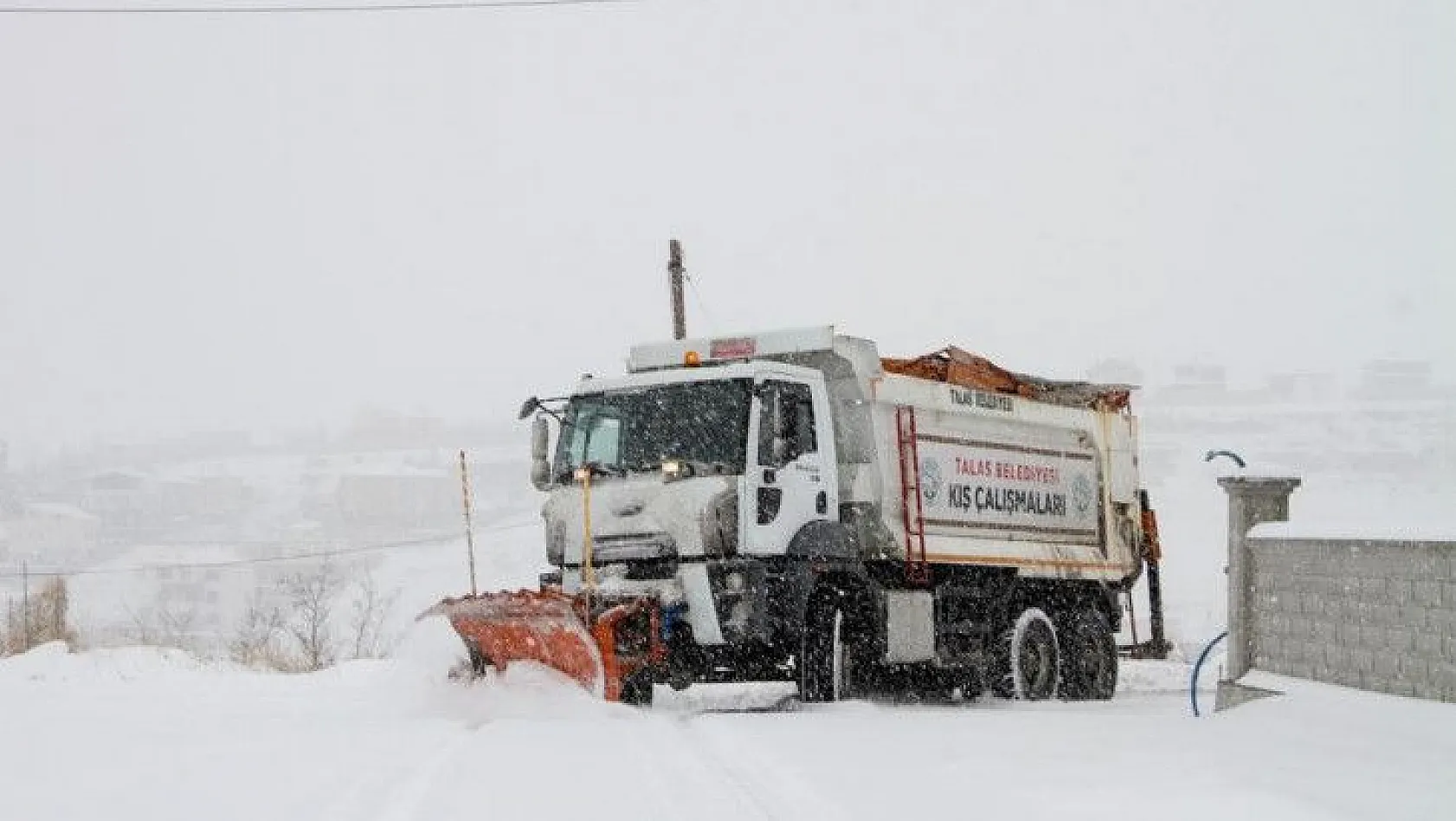 Kayseri'de 60 mahalle yoluna kar engeli