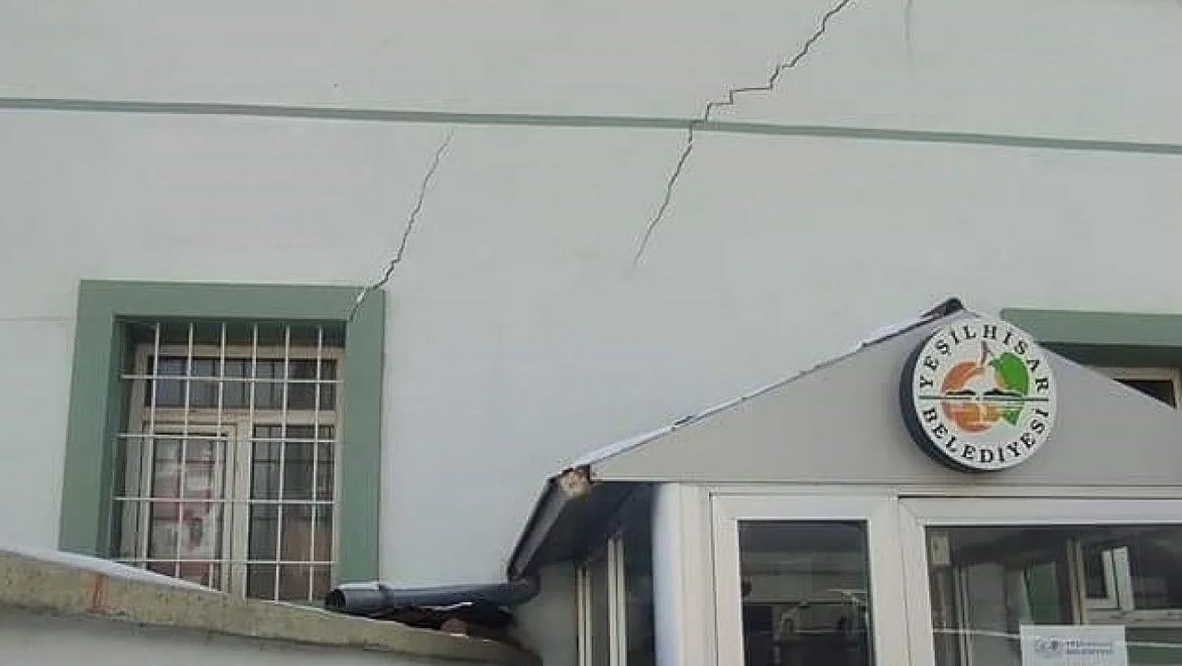Kayseri'de belediye binası da depremden etkilendi
