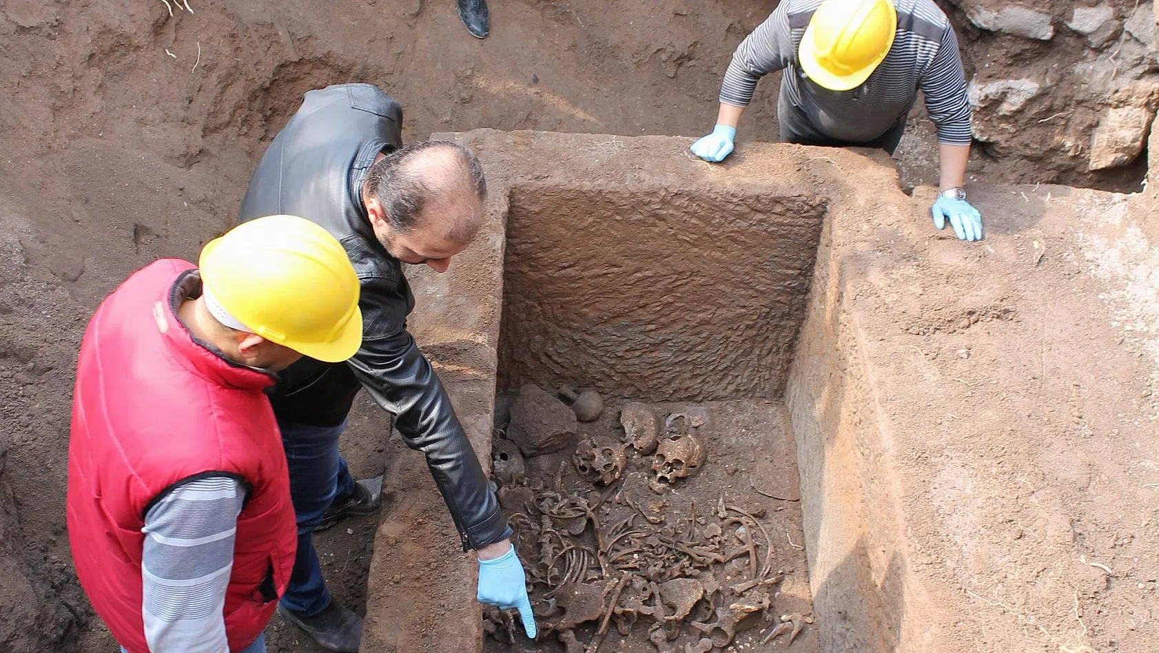Kayseri'de bulunan lahitten insan kemikleri, kafatasları, gözyaşı şişesi ve bilezik çıktı