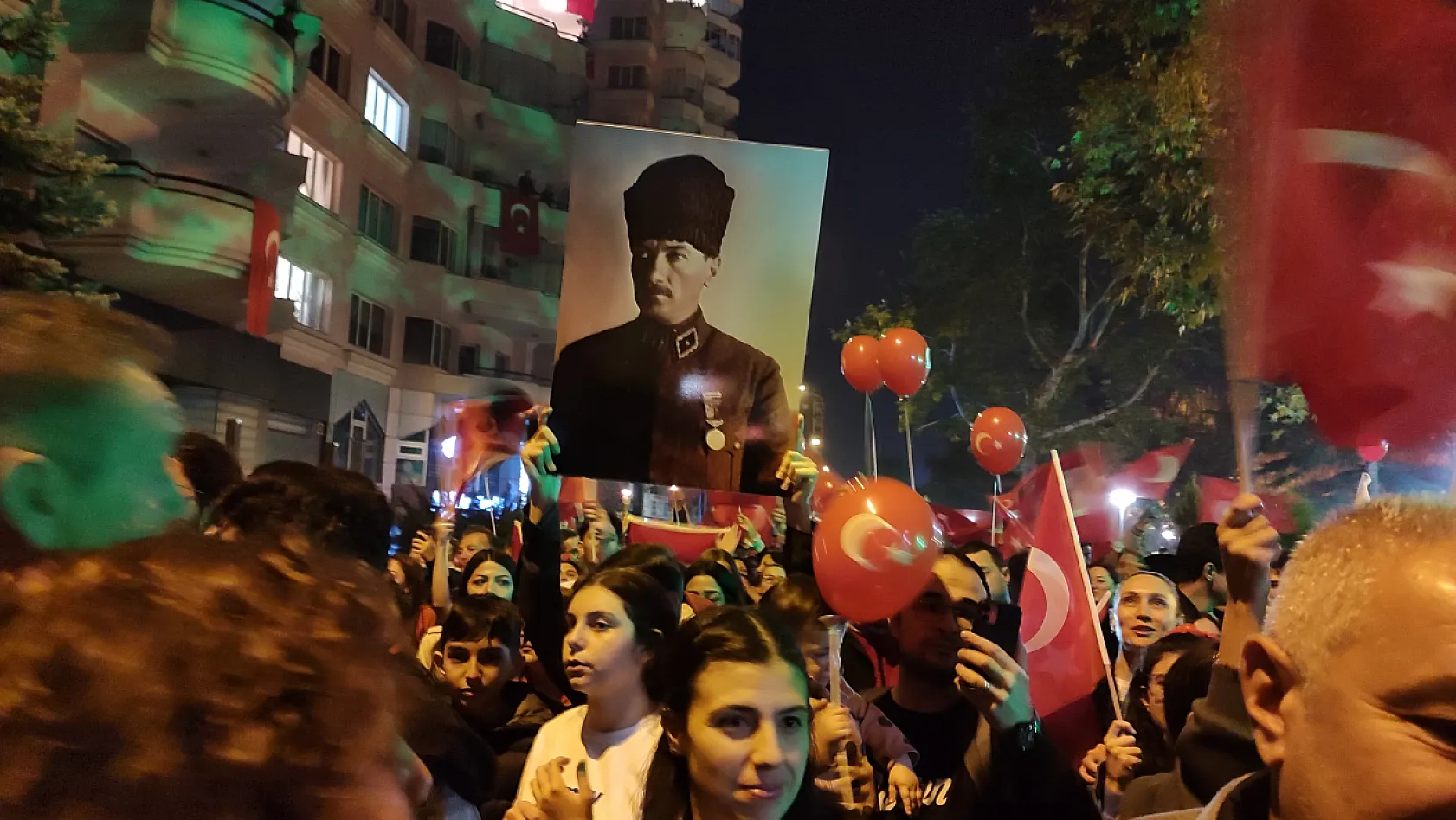 Kayseri'de Cumhuriyet yürüyüşünde 'Türkiye Laiktir, Laik kalacak' sloganları