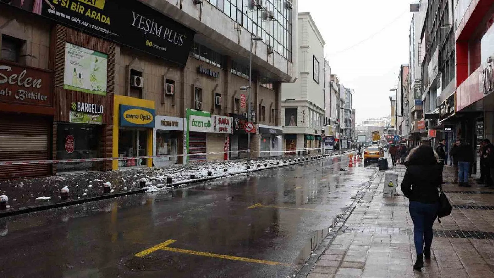 Kayseri'de depremin izleri gün ağarınca ortaya çıktı