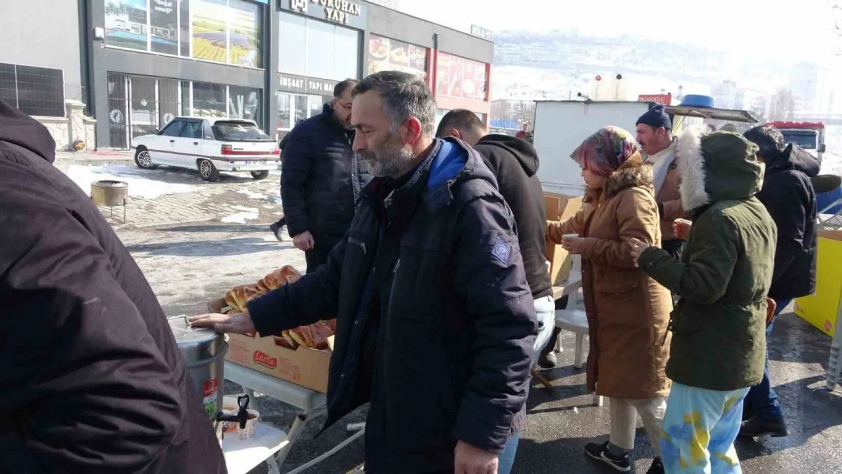 Kayseri'de depremzedeler sıcak çay ve çorba ile karşılanıyor