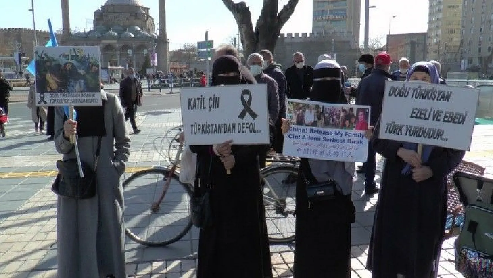 Kayseri'de Doğu Türkistanlı kadınlar 'aile nöbeti' tutuyor