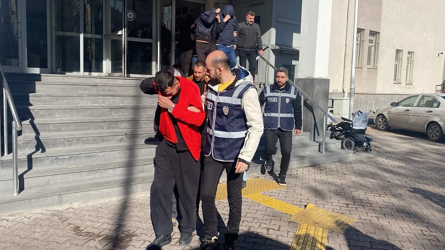 Kayseri'de eş zamanlı operasyon: 14 kişi yakalandı
