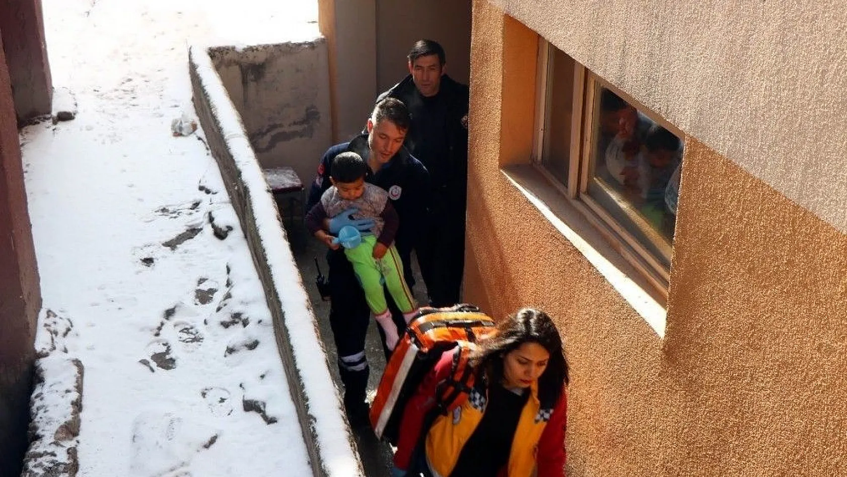 Kayseri'de ev yangını: Dumandan etkilenen 2 çocuk hastaneye kaldırıldı