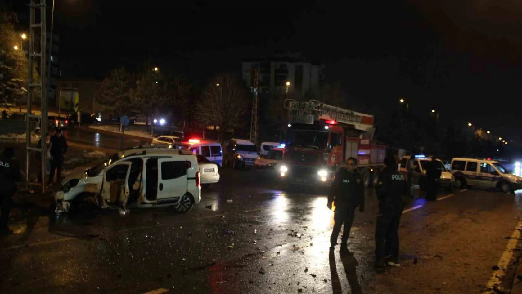 Kayseri'de hafif ticari araç ile pikap çarpıştı: 5 kişi...