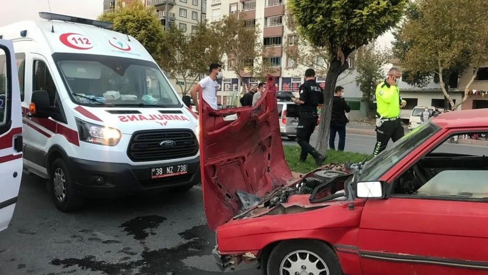 Kayseri'de iki otomobil çarpıştı