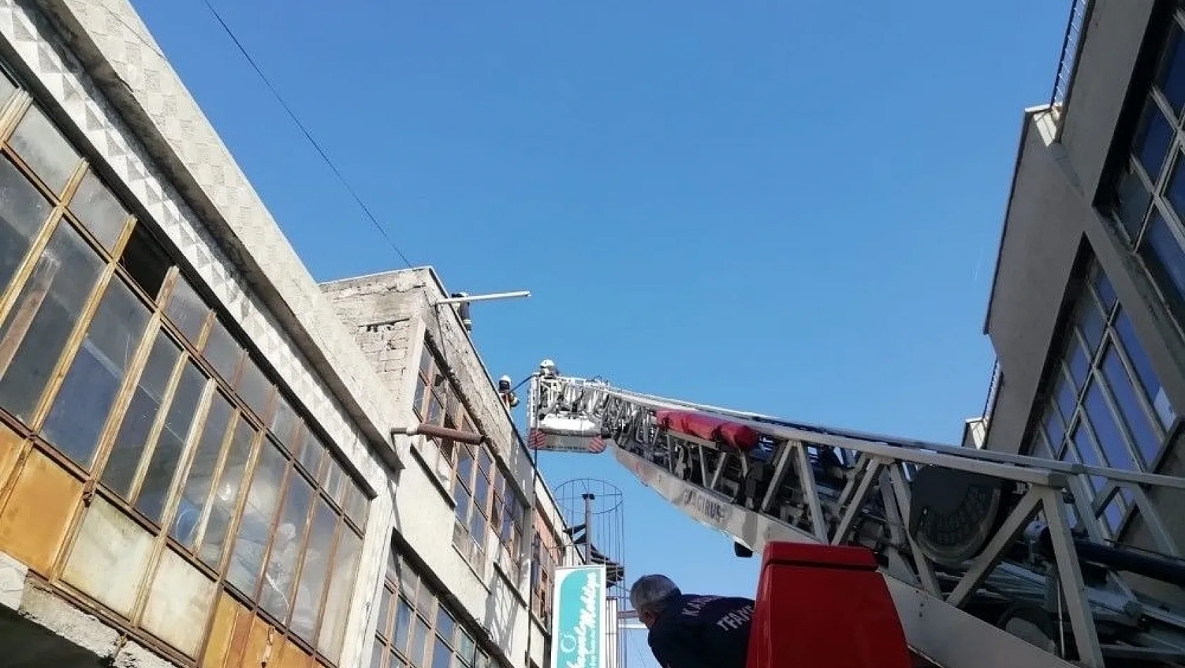 Kayseri'de iş yerinin çatısında çıkan yangın söndürüldü
