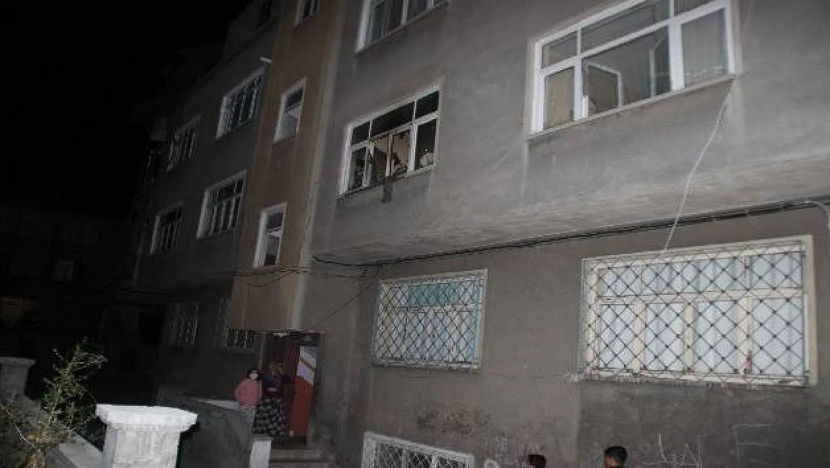 Kayseri'de 8 kişinin yaşadığı evde yangın