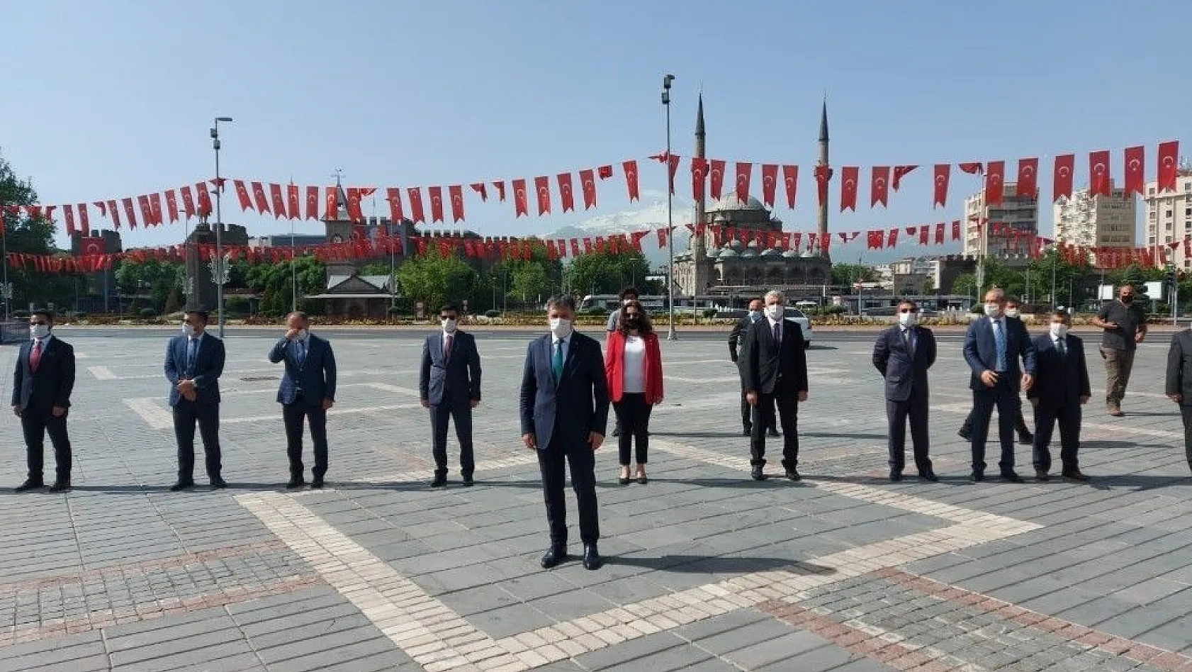 Kayseri'de 19 Mayıs kutlamaları kapsamında Atatürk Anıtına çelenk bırakıldı