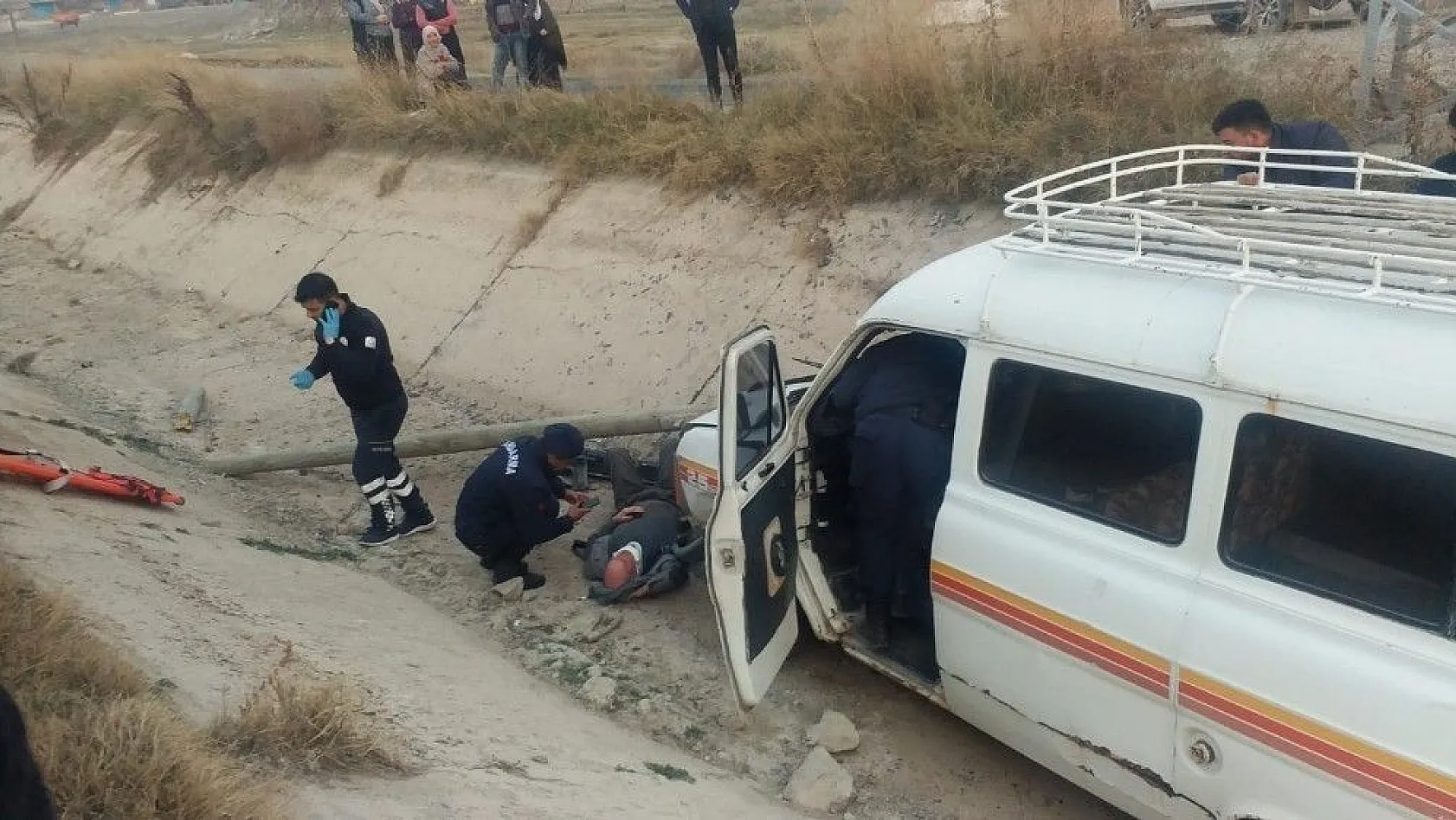 Kayseri'de minibüs kanala düştü: 3 yaralı