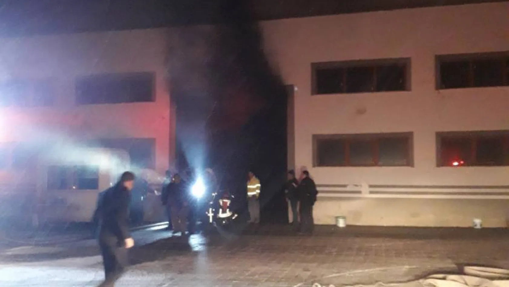 Kayseri'de Mobilya Fabrikasında Yangın