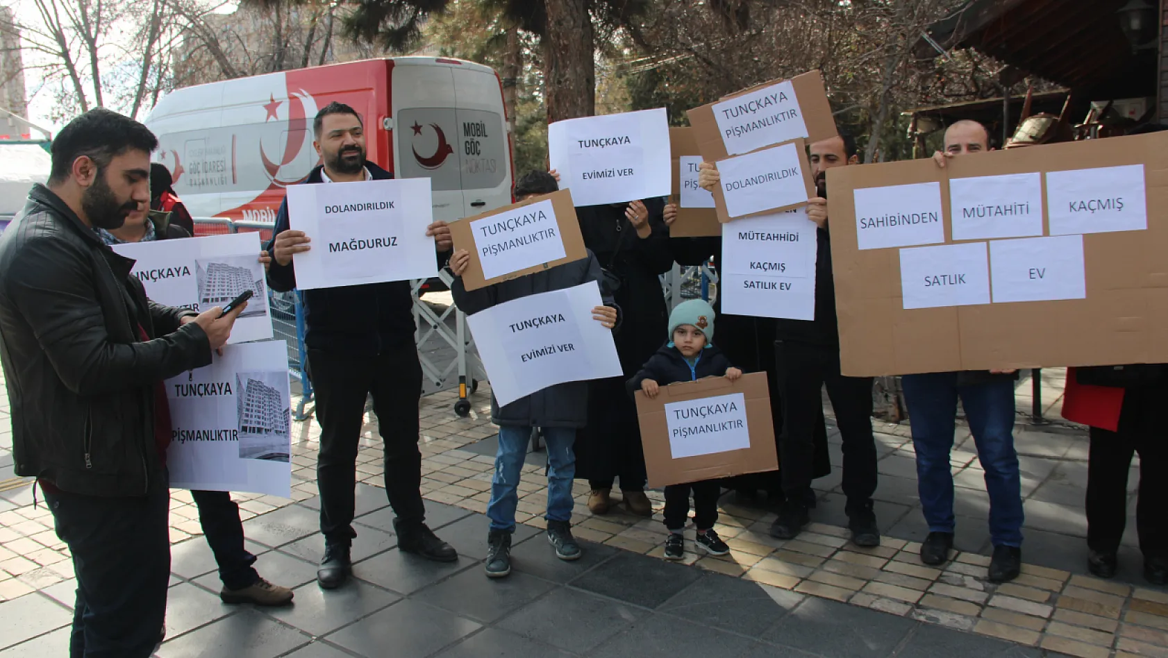 Kayseri'de Müteahhitin 'dolandırdığı' vatandaşlar meydanda toplandı!