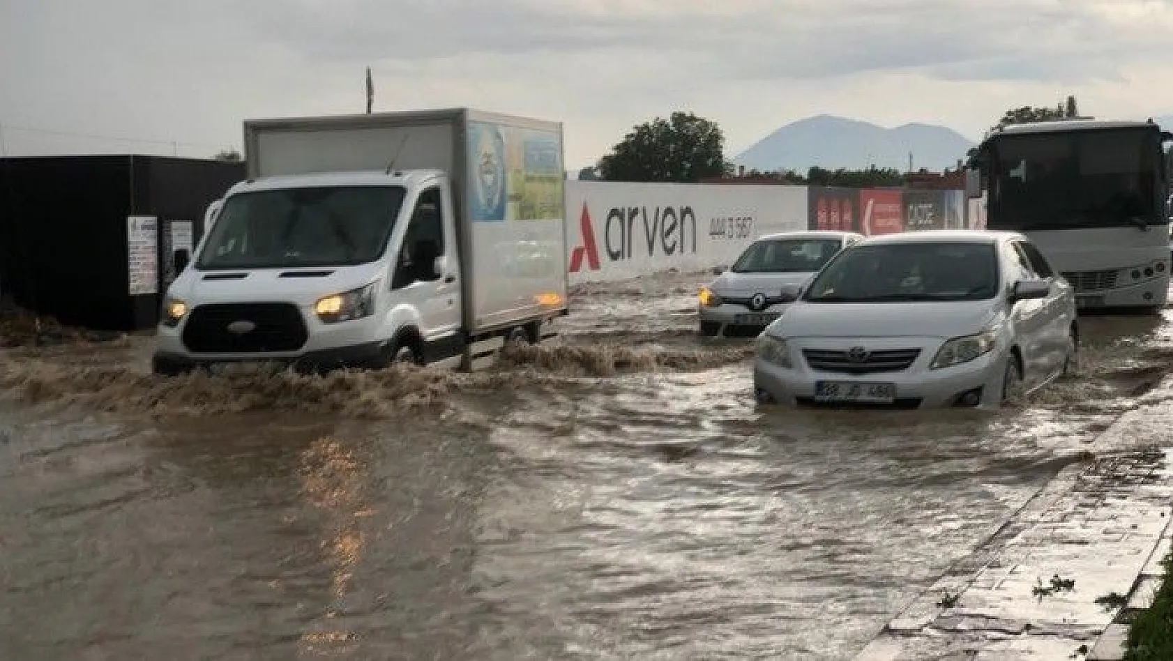 Kayseri'de sağanak yağış etkili oldu, araçlar yolda kaldı