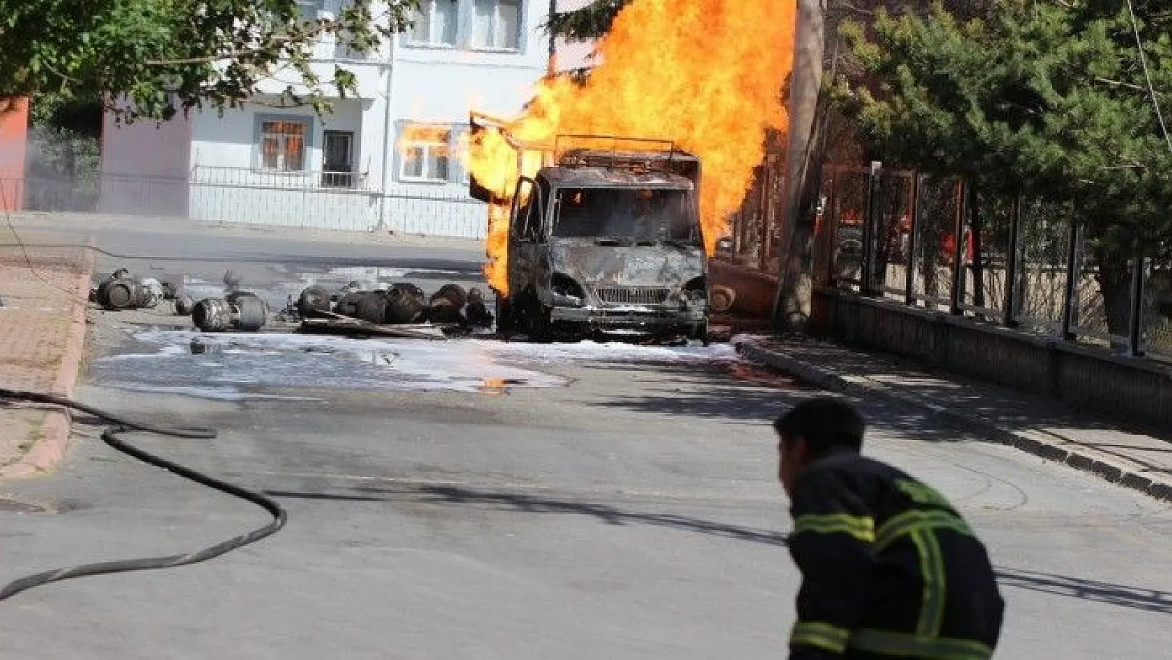 Kayseri'de yangın çıktı! Patlamalar duyuldu...