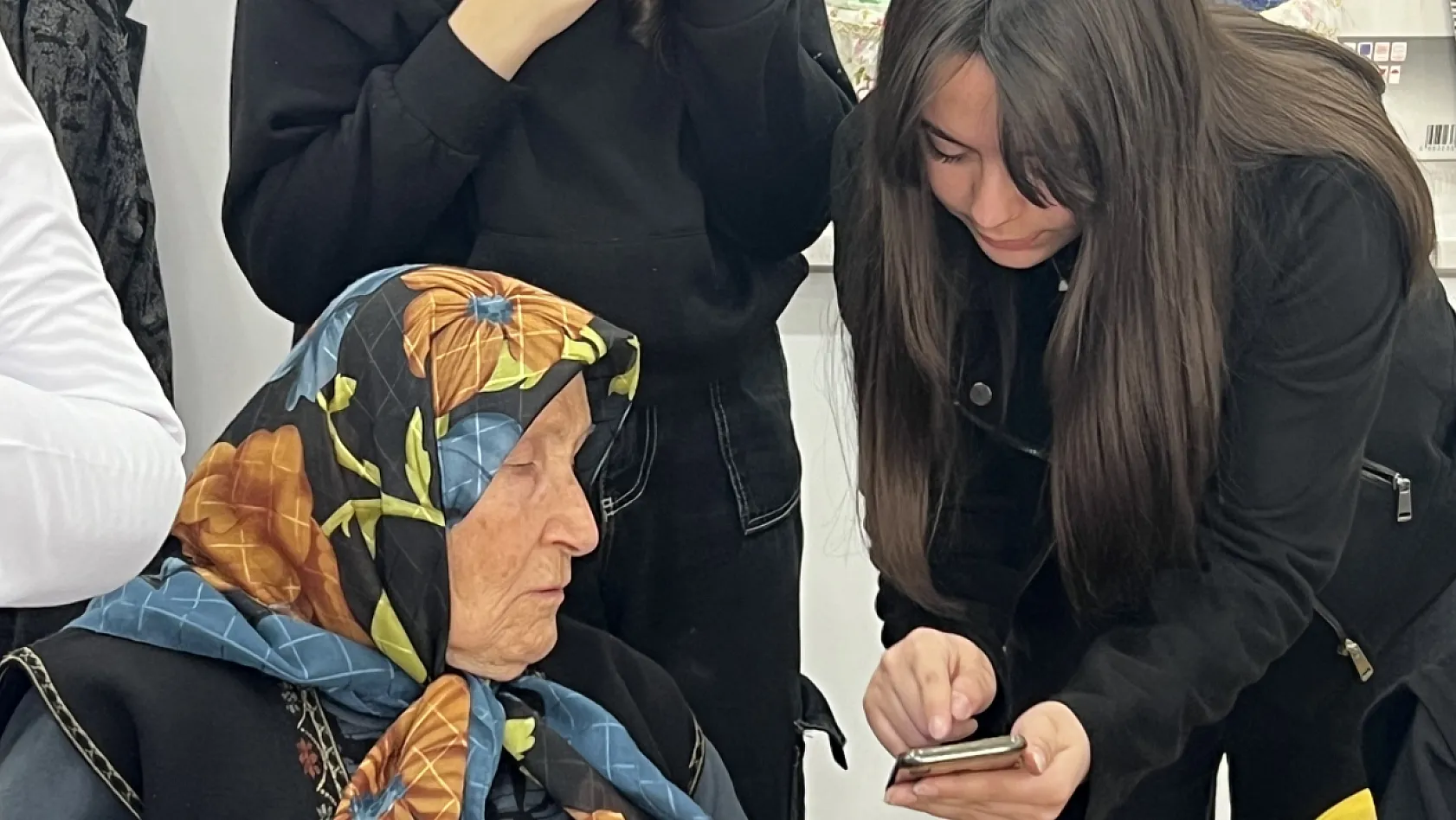 Kayseri'de yaşlılara cep telefonu ve internet kullanmayı öğrettiler