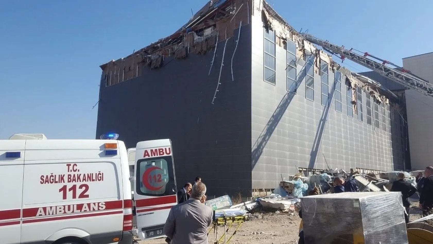 Kayseri'deki çatı çökmesinde ekipler yaralı işçiyi kurtarma çalışmalarını sürdürüyor
