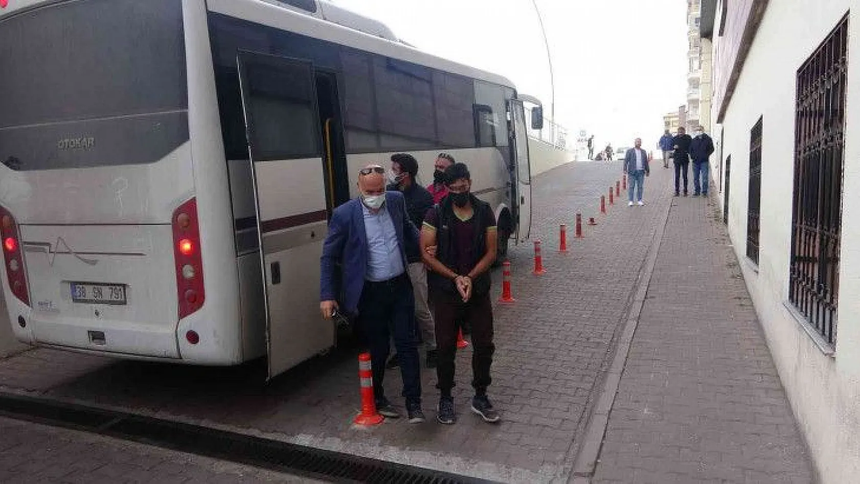 Kayseri'deki DEAŞ operasyonunda yakalanan 7 kişi adliyede