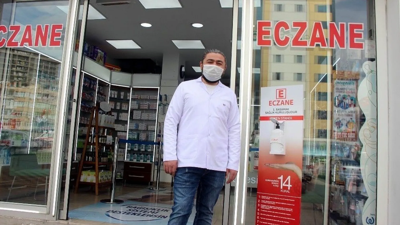 Kayseri'deki eczacılar kendi hijyen stantlarını kendileri üretti