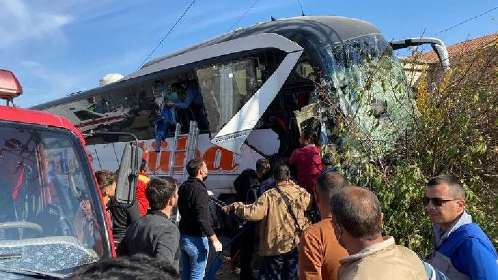 Kayseri'deki kazada can pazarı, yolcular camlar kırılarak çıkarıldı