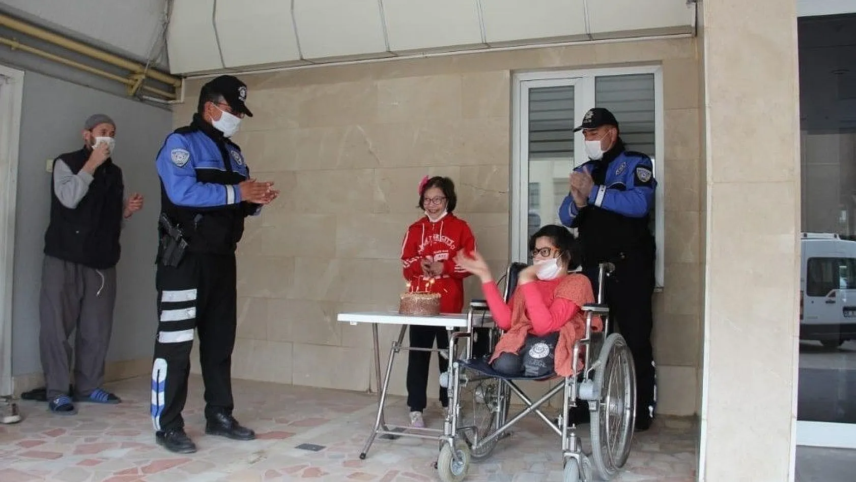 Kayseri Emniyet Müdürlüğünden engelli çocukların yüzünü güldürüyor
