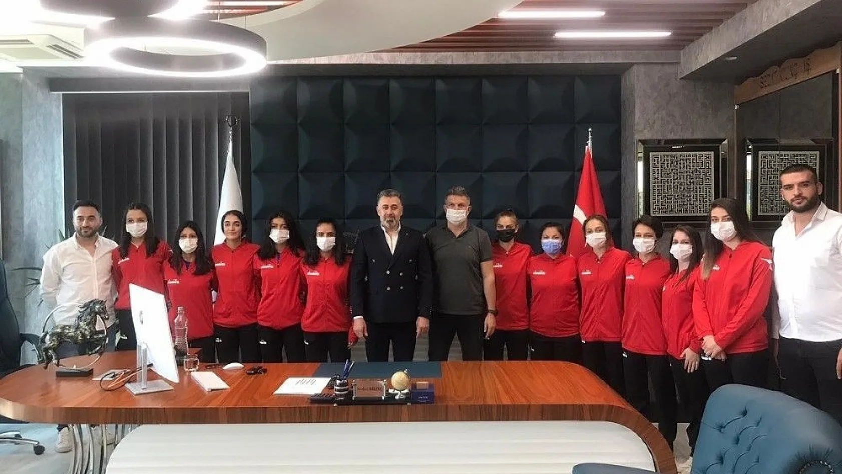 Kayseri Gençlerbirliği Kadın Futbol Takımının yeni sponsoru Sedat Kılınç İnşaat oldu