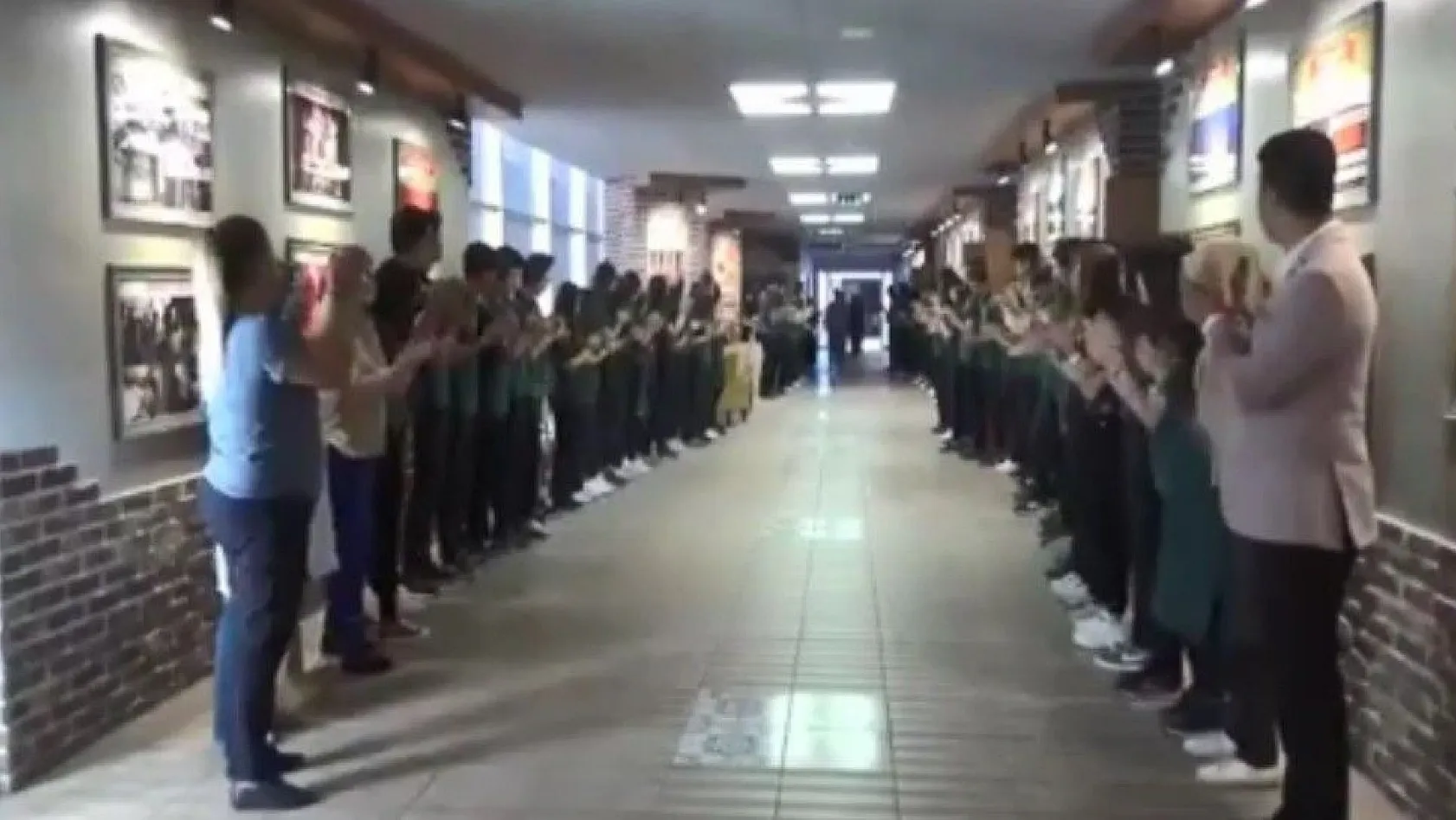 Kayseri Lisesi'nde okula yeni başlayan öğrenciler Kayseri Lisesi Marşı ile karşılandı
