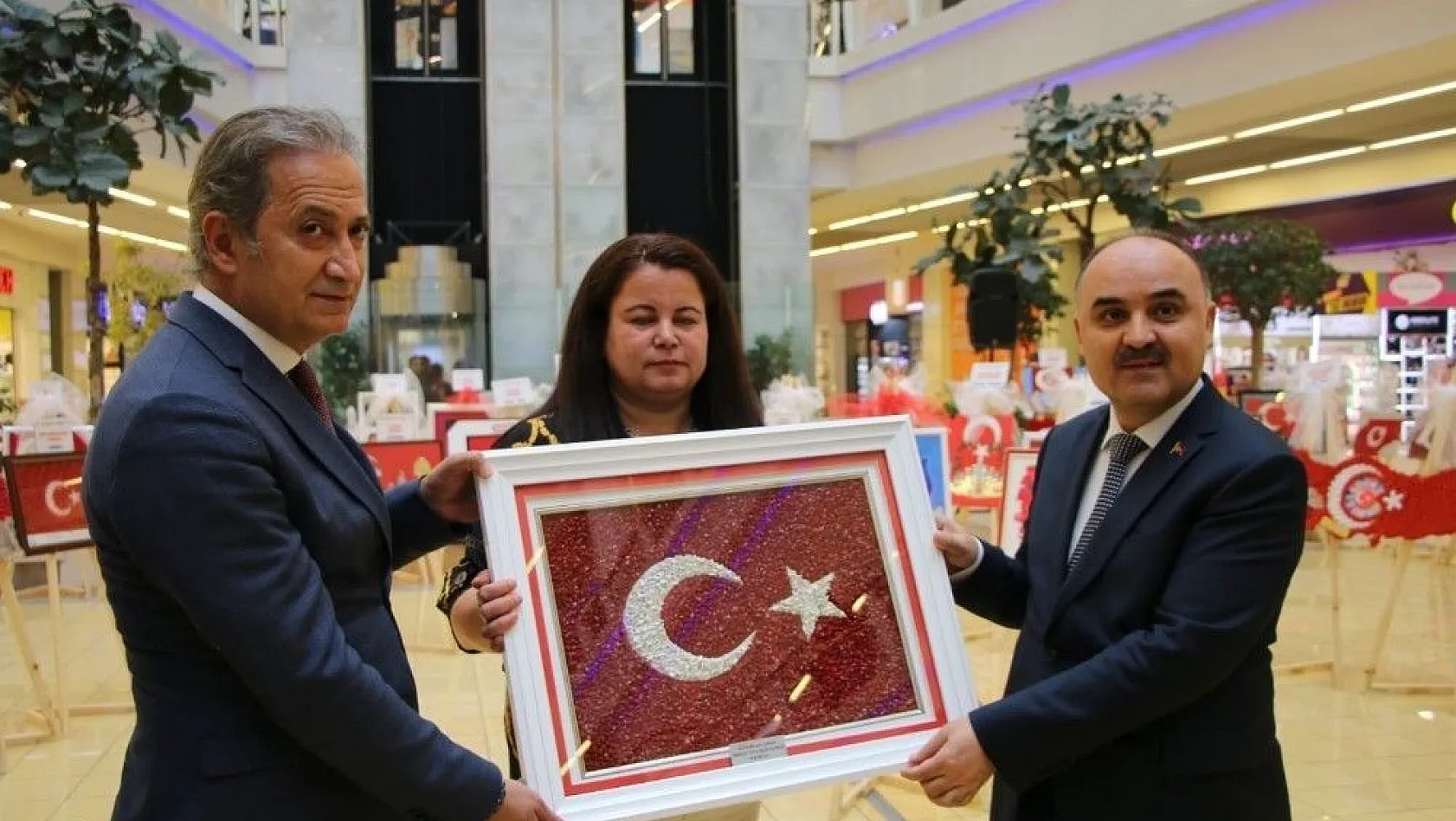 Bin 500 Kayseri Mantısından Türk Bayrağı Yaptılar