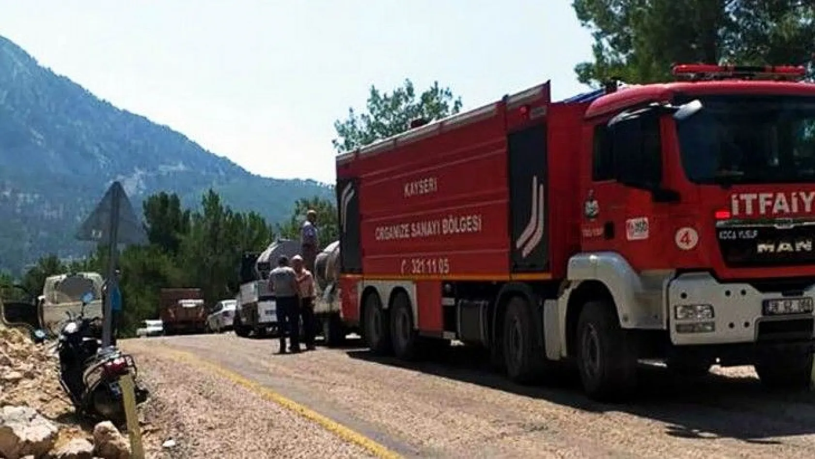 OSB'nin 24 ton kapasiteli itfaiye aracı yangın bölgesinde