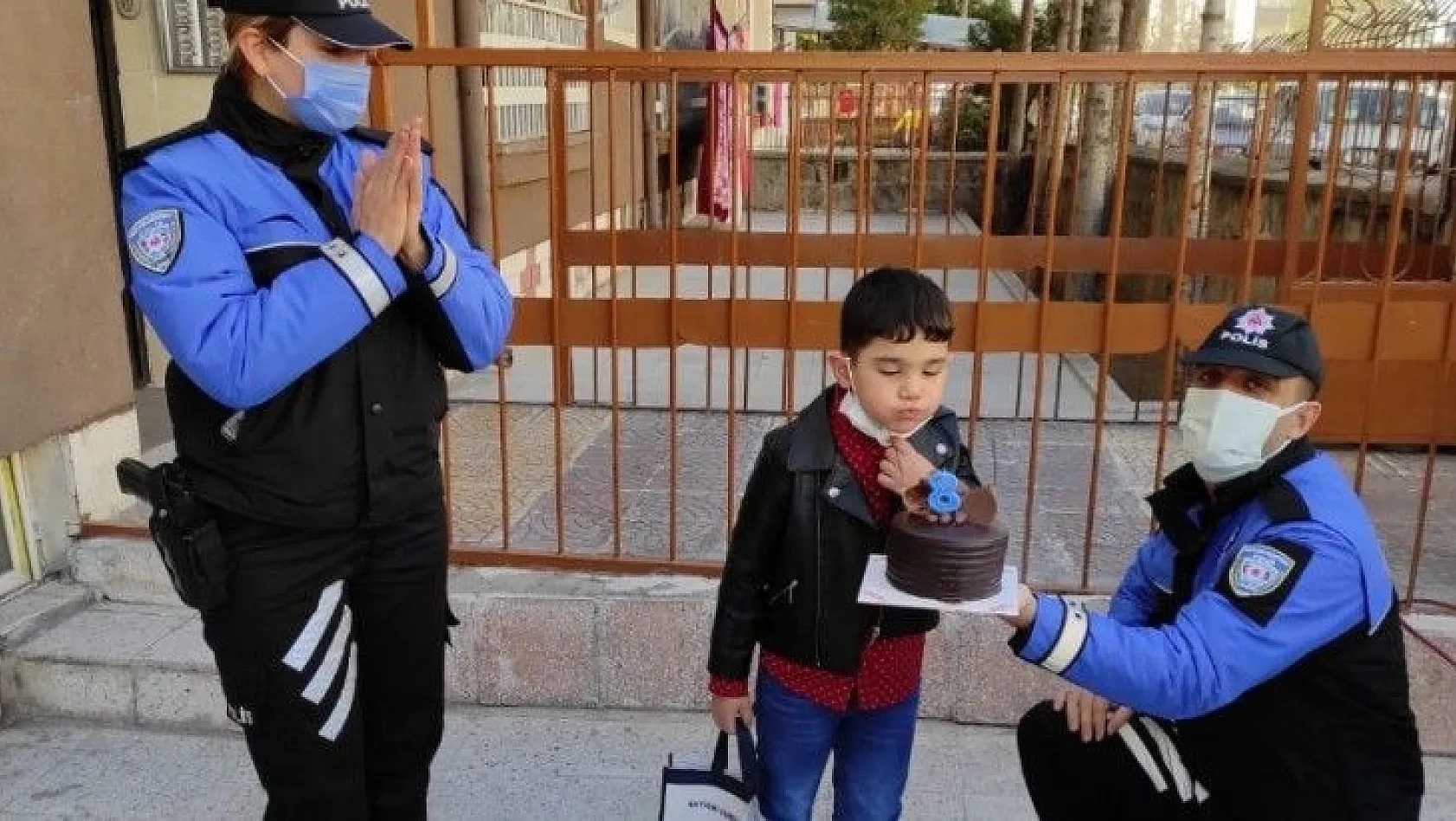 Polis ağabeylerden küçük Abdullah'a doğum günü sürpriz