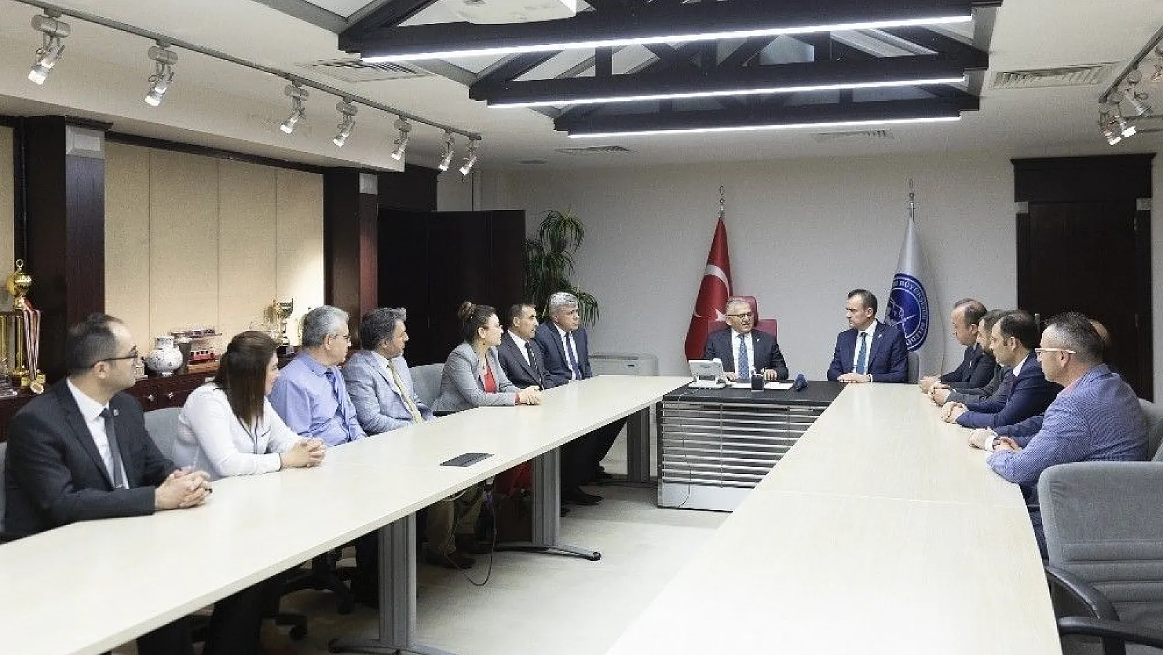Kayseri Serbest Muhasebeci Mali Müşavirler Odası yönetimi Başkan Büyükkılıç'ı ziyaret etti
